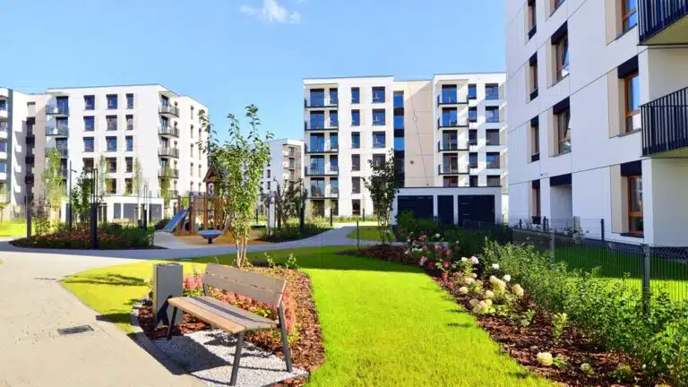 Uteområde eller parkområde omkranset av boligblokker