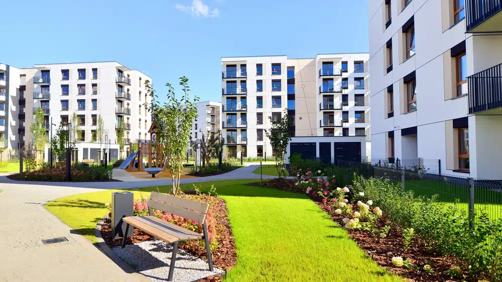 Uteområde eller parkområde omkranset av boligblokker